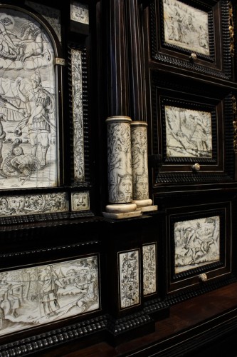 Antiquités - Early 17th c. Neapolitan ebony and engraved ivory cabinet