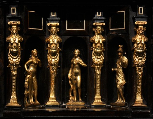 Cabinet aux trois déesses en palissandre incrusté d'ivoire, début XVIIe, Augsbourg - 