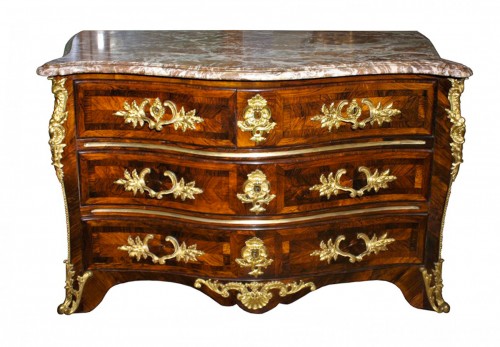 Commode galbée en placage de palissandre d'époque Louis XV