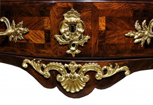 Louis XV - A Louis XV 18th c. guilt-bronze mounted rosewood commode 