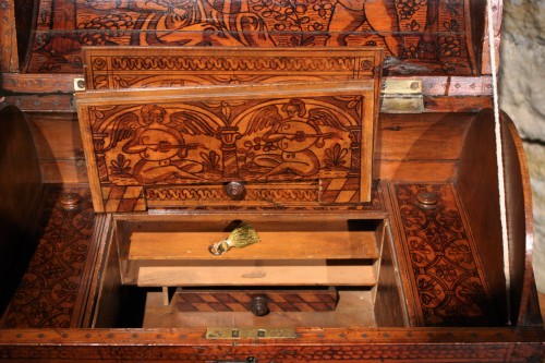 16th C. Venetian Cedar Engraved Casket With Secrets - Renaissance