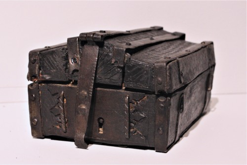 Antiquités - A French 15th c. leather and iron banded casket
