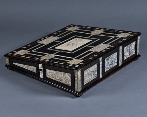 Furniture  - A 17th c. Neapolitan ebony and ivory writing slop