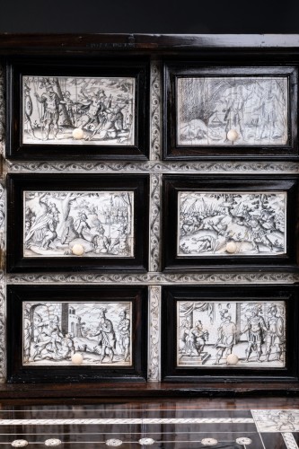 Antiquités - Cabinet en ébène et ivoire gravé, Naples vers 1600