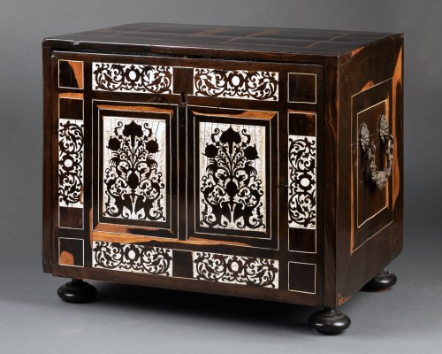 A 17th c. Italian (Lombardy) ebony and ivory inlaid cabinet - Furniture Style Renaissance
