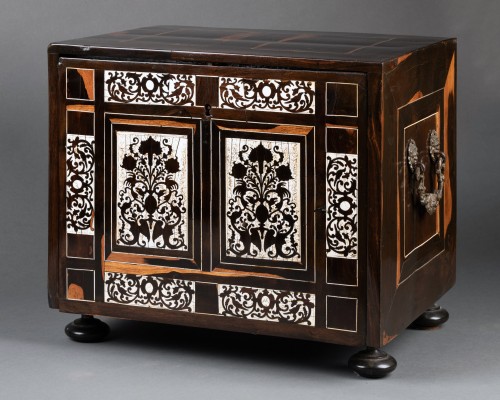 Cabinet en ébène et ivoire, Lombardie, XVIIe siècle - Mobilier Style Renaissance