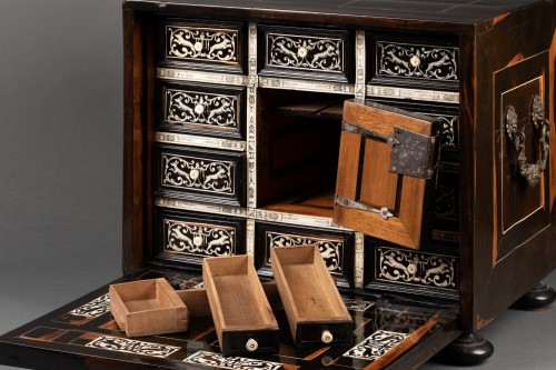 Antiquités - A 17th c. Italian (Lombardy) ebony and ivory inlaid cabinet