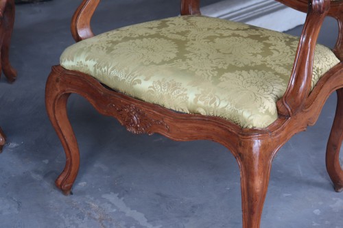 Pair Of Walnut Armchairs, Veneto, 18th Century - Louis XV