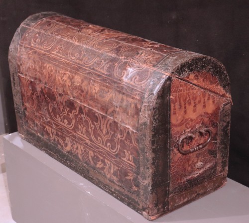 Antiquités - Leather Travel chest, Central Italy, 17th Century