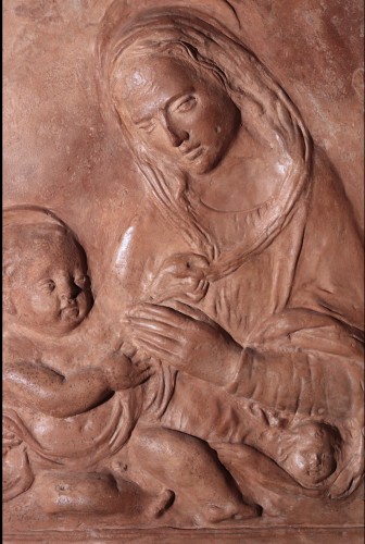 Vierge à l'Enfant, haut-relief en terre cuite du  XVIe siècle - Numero 7 Antiquariato