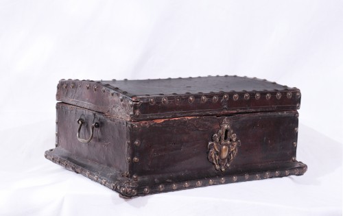 Coffret recouvert de cuir, Toscane 17e siècle - Objets de Vitrine Style Louis XIV