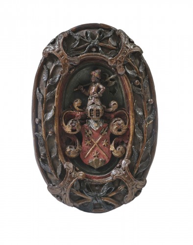 Medallion in carved polychromed wood from the 17th century
