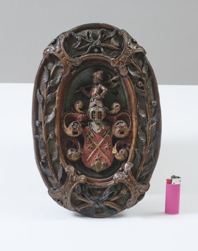 Médaillon en bois sculpté polychrome du XVIIe siècle - Objets de Curiosité Style 