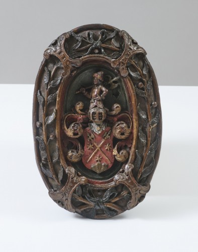 Curiosities  - Medallion in carved polychromed wood from the 17th century