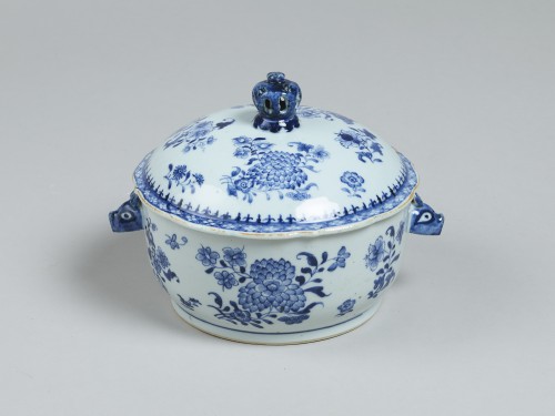 Terrine en porcelaine de Chine d'époque XVIIIe - Céramiques, Porcelaines Style 