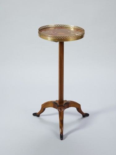 Petit guéridon tripode à jambes de femme d'époque Louis XVI - Galerie Damidot