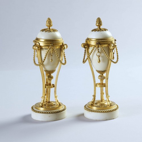 XVIIIe siècle - Paire de cassolettes en marbre et bronze doré d'époque Louis XVI