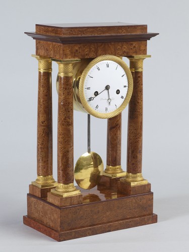 Pendule en loupe d'orme d'époque Empire - Horlogerie Style Empire