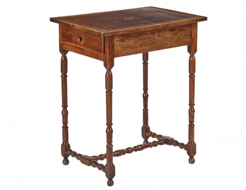 Petite table en noyer XVIIe