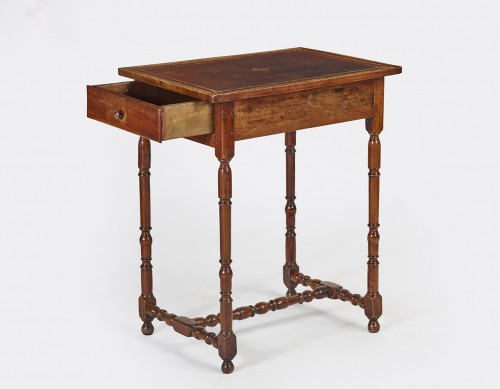Petite table en noyer XVIIe - Mobilier Style Louis XIII