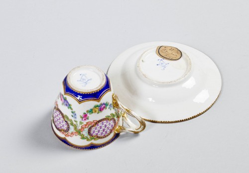 Tasse en porcelaine tendre de Sèvres - Céramiques, Porcelaines Style Louis XVI