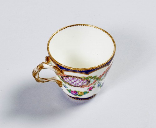 Céramiques, Porcelaines  - Tasse en porcelaine tendre de Sèvres