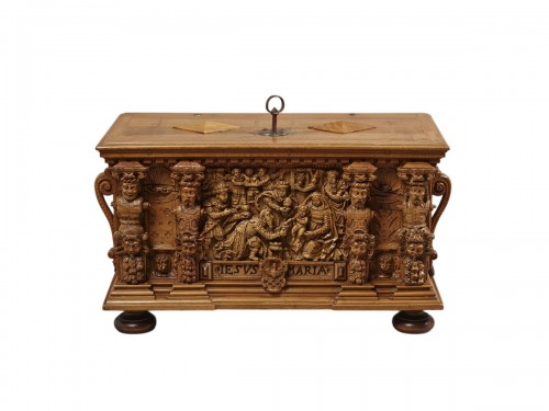 Coffre de mariage en noyer d'époque XVIe