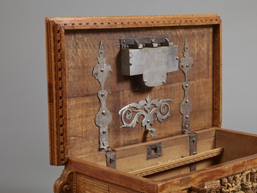 XVIe siècle et avant - Coffre de mariage en noyer d'époque XVIe