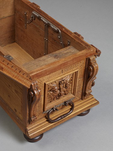 Coffre de mariage en noyer d'époque XVIe - Renaissance