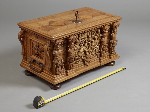 Renaissance - Coffre de mariage en noyer d'époque XVIe