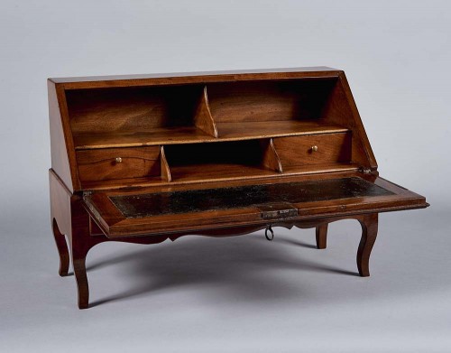 Petit bureau dos d'âne de maîtrise, époque Louis XV - Collections Style Louis XV