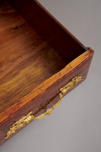 XVIIIe siècle - Commode en bois de violette Louis XIV