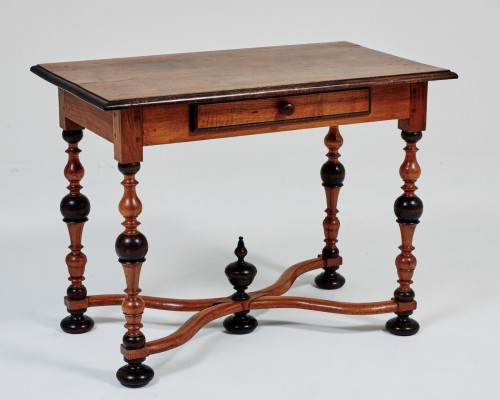 17th century walnut table - Furniture Style 