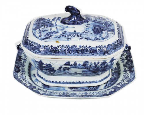 Terrine couverte et son présentoir en porcelaine de Chine XVIIIe