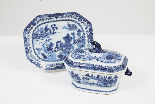Terrine couverte et son présentoir en porcelaine de Chine XVIIIe - Céramiques, Porcelaines Style 