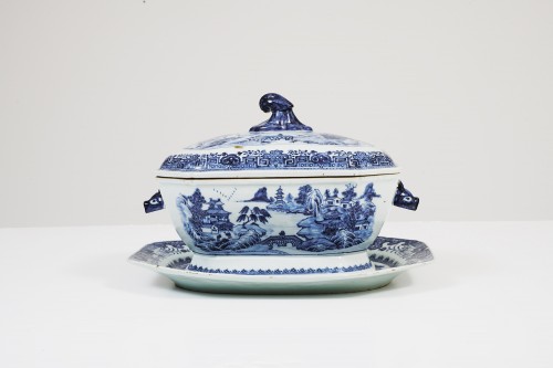 Céramiques, Porcelaines  - Terrine couverte et son présentoir en porcelaine de Chine XVIIIe