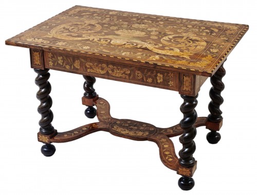 Table richement marquetée