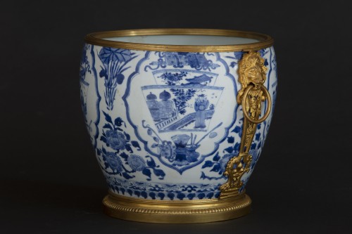 Blue And White Chinese Porcelain Cachepot From The Kangxi Era - Asian Works of Art Style 