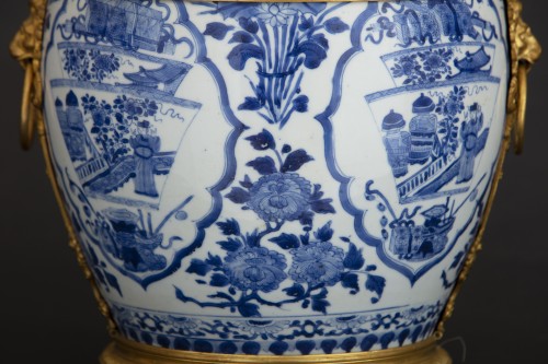 18th century - Blue And White Chinese Porcelain Cachepot From The Kangxi Era
