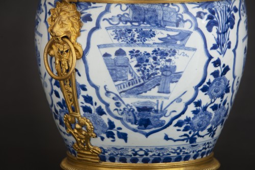 Blue And White Chinese Porcelain Cachepot From The Kangxi Era - 