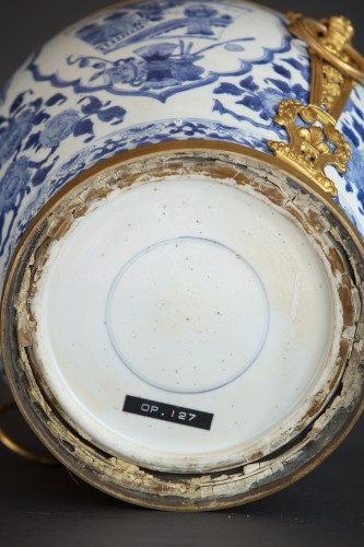 Antiquités - Cache pot en porcelaine de Chine d'époque Kangxi