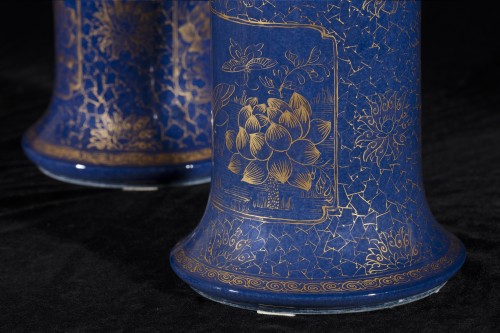 Pair Of porcelain Vases On A Blue Background, China Kangxi Period (1661-1722) - 