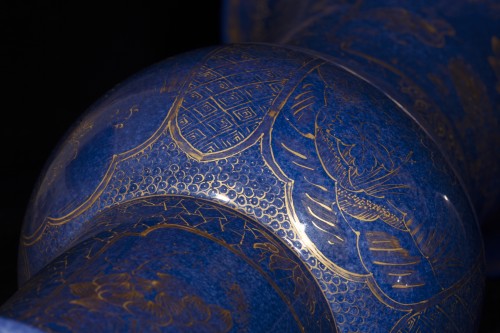 Antiquités - Pair Of porcelain Vases On A Blue Background, China Kangxi Period (1661-1722)