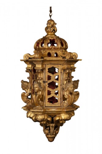 Paire de lanternes anciennes en bois doré finement sculpté