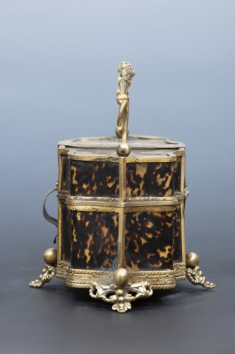 Jewelery box in chiseled bronze and tortoiseshell inserts - Objects of Vertu Style Louis XIV