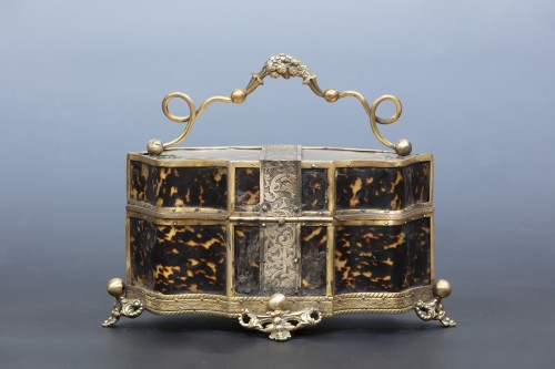 Objects of Vertu  - Jewelery box in chiseled bronze and tortoiseshell inserts