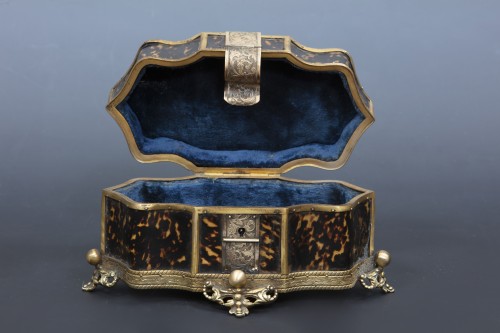 Jewelery box in chiseled bronze and tortoiseshell inserts - 