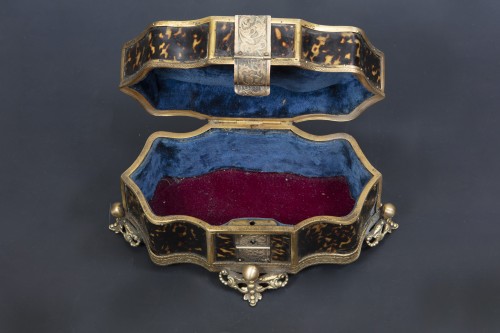 XVIIe siècle - Boîte à bijoux en bronze ciselé et inserts en écaille de tortue