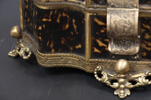 Louis XIV - Boîte à bijoux en bronze ciselé et inserts en écaille de tortue