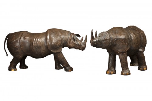 Deux rhinocéros aux yeux de verre en papier mâché recouvert de cuir